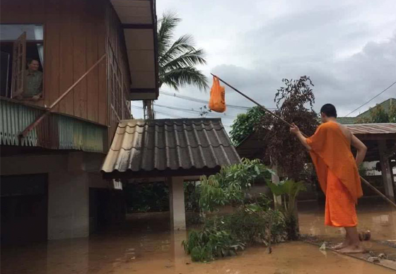 หางาน,สมัครงาน,งาน,ชาวเน็ตร่วมแชร์ภาพ พระน่าน ทำอาหารส่งชาวบ้านน้ำท่วม